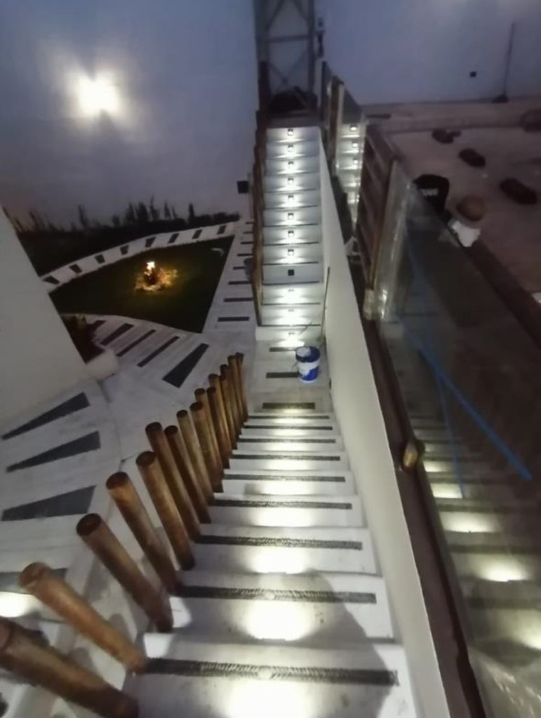 cabañas gemelas sip escaleras iluminadas
